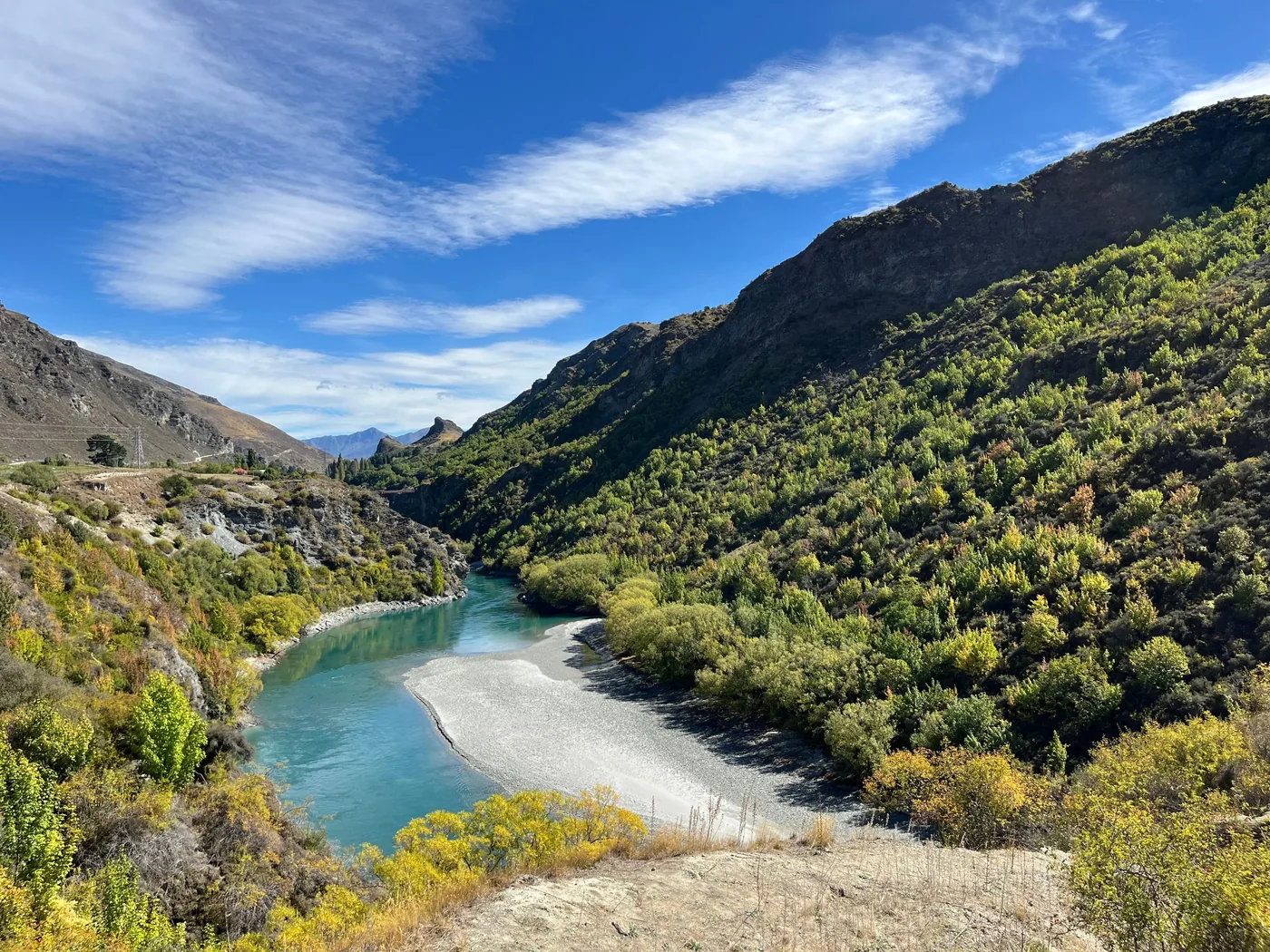 Rivière serpentant entre les montagnes, la lecture de l'environnement en Feng Shui